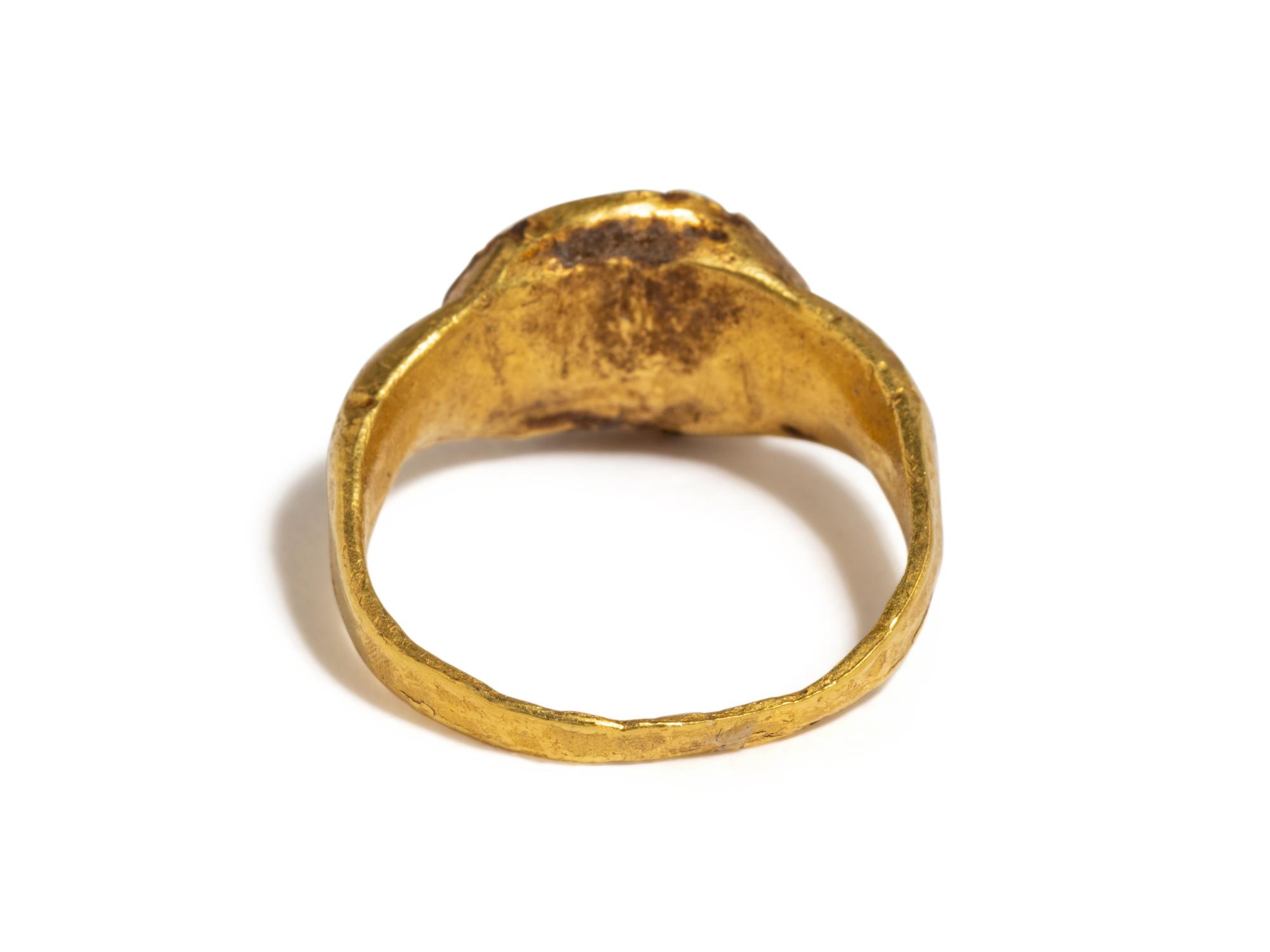 A Roman Gold and Agate Finger Ring with a Nude Male Athlete