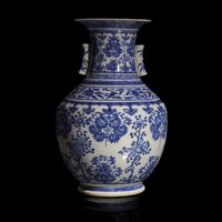 A Chinese Blue and White Ming Style Vase, Qianlong/Jiaqing Period — 清乾隆/嘉慶 青花花果紋賞瓶