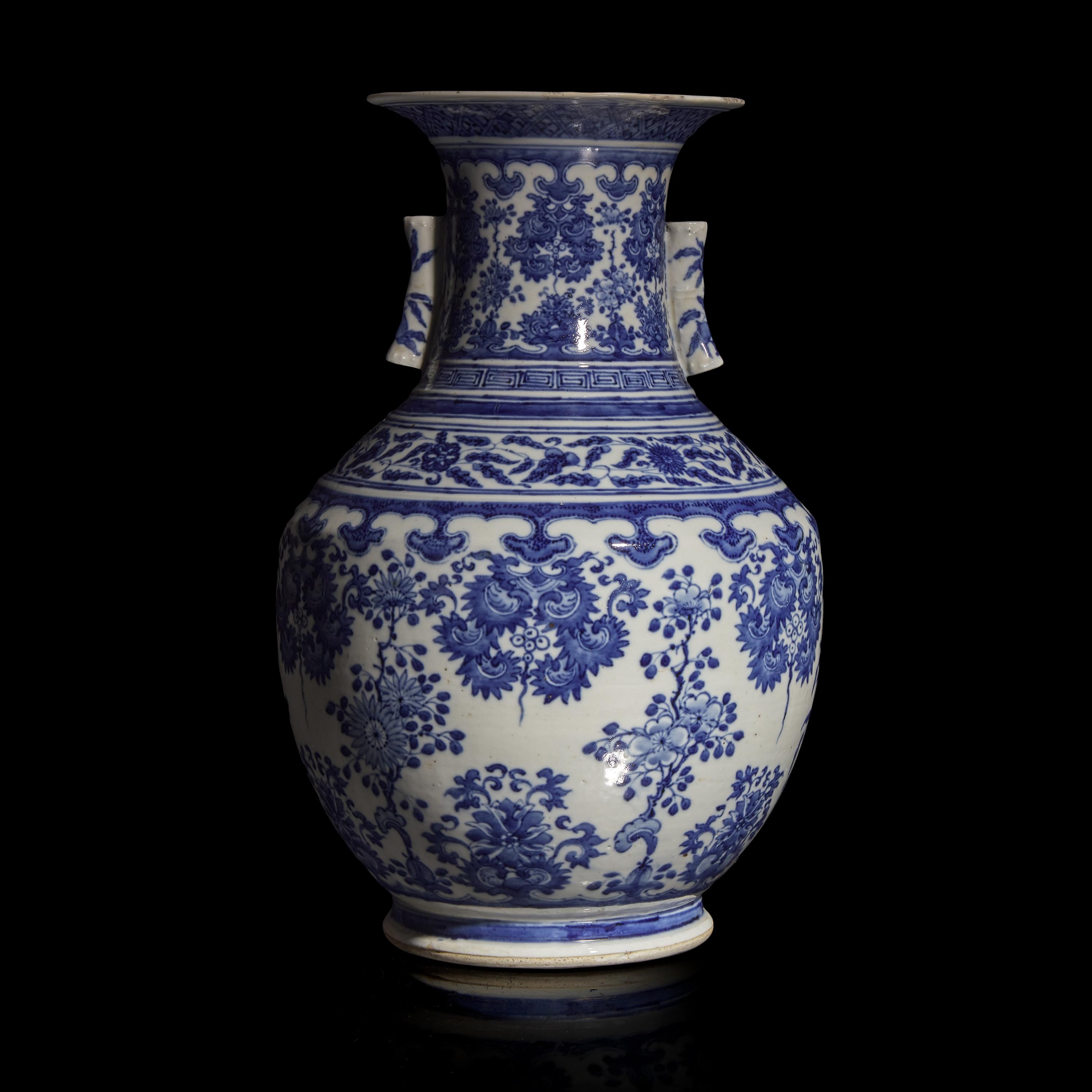 A Chinese Blue and White Ming Style Vase, Qianlong/Jiaqing Period — 清乾隆/嘉慶 青花花果紋賞瓶