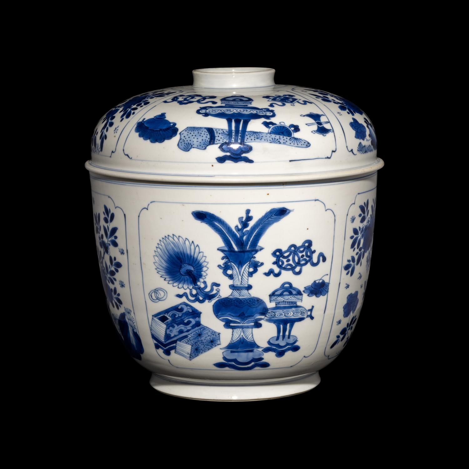 A Large Chinese Blue and White 'Bogu' Porcelain Jar and Cover, Kangxi Period 清康熙 青花博古圖粥罐