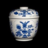 A Large Chinese Blue and White 'Bogu' Porcelain Jar and Cover, Kangxi Period 清康熙 青花博古圖粥罐