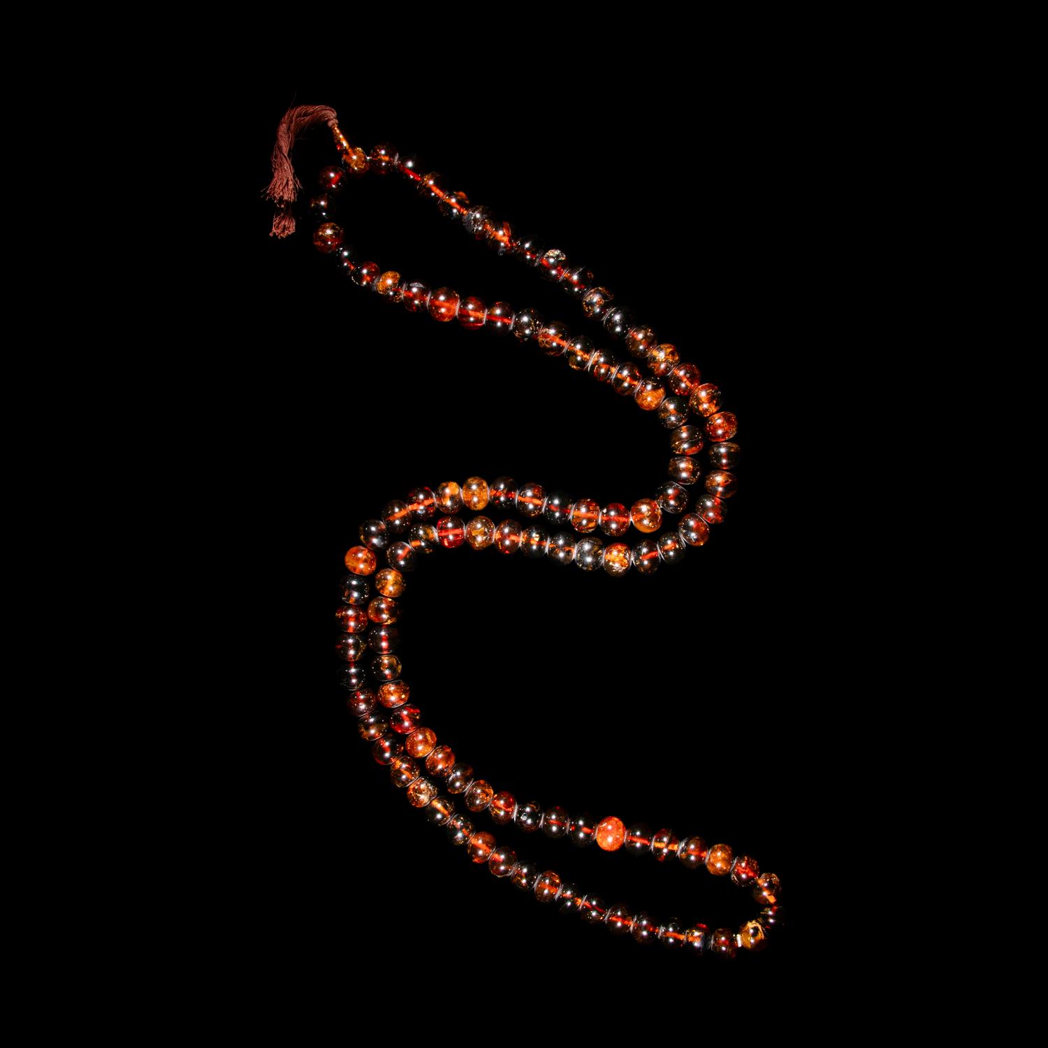 A Chinese Amber Bead Necklace, 20th Century 近代 老琥珀珠鏈
