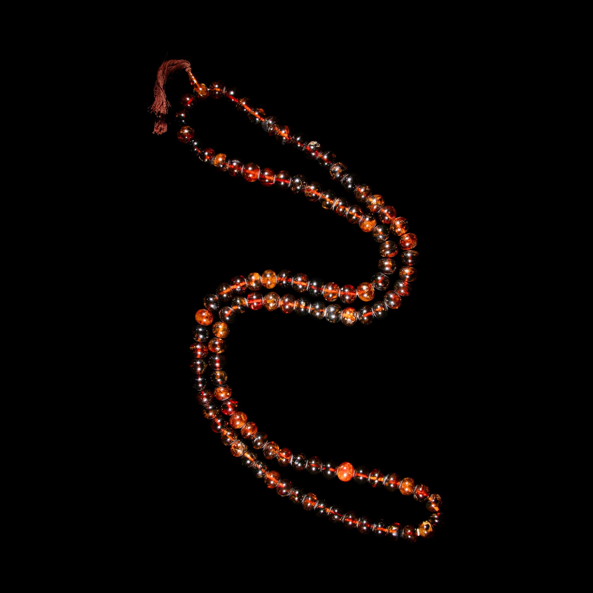 A Chinese Amber Bead Necklace, 20th Century 近代 老琥珀珠鏈