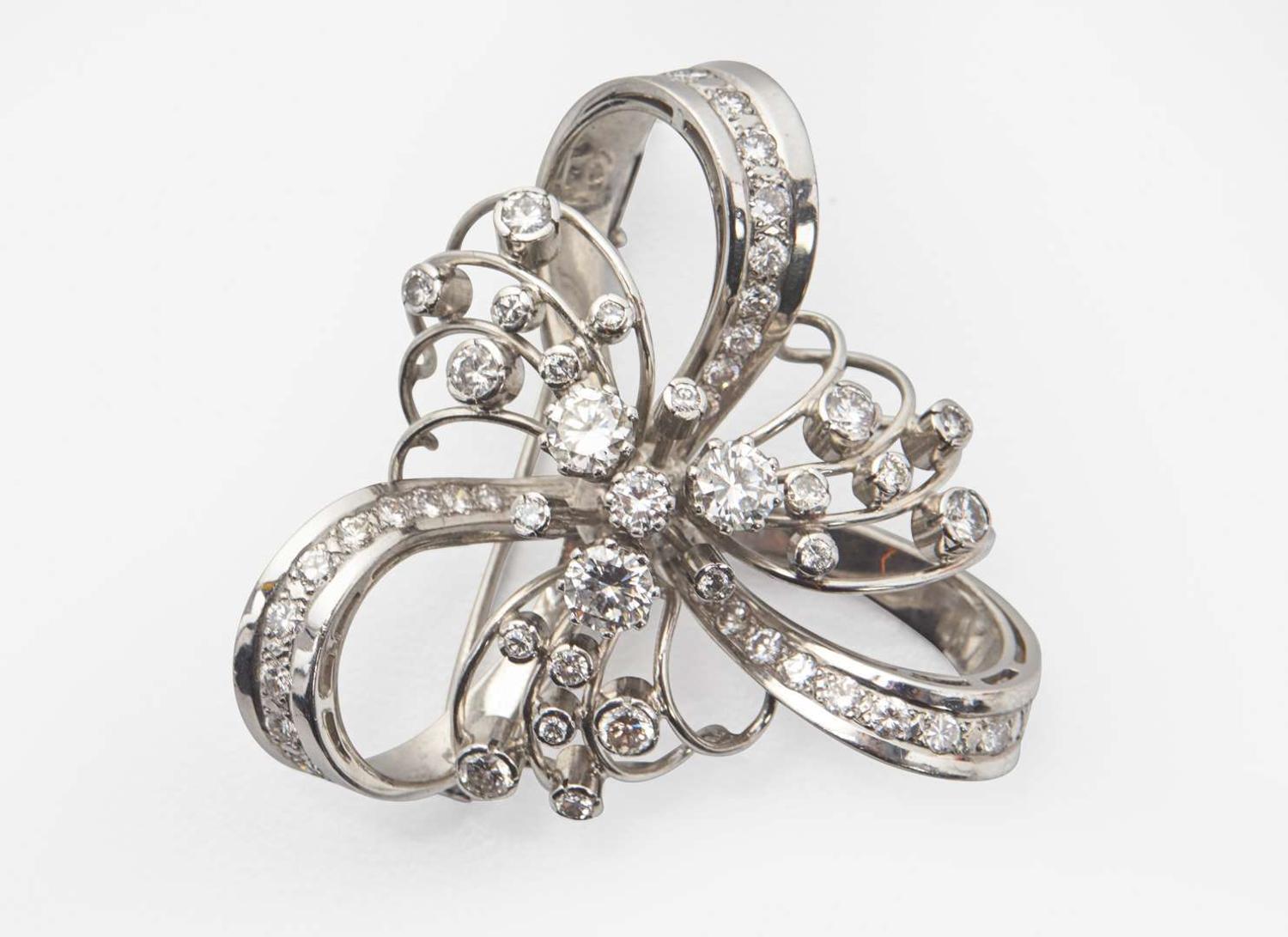 A Retro 18K White Gold and Diamond Brooch