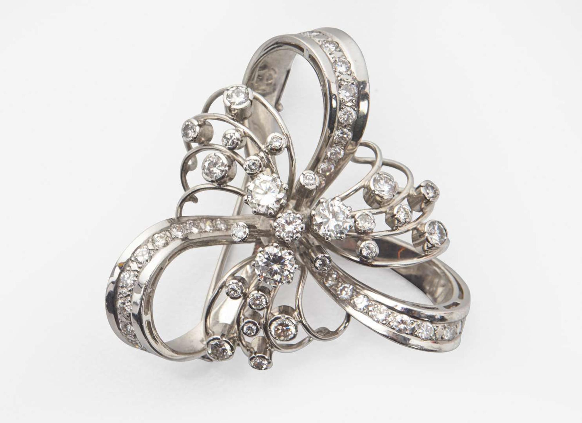A Retro 18K White Gold and Diamond Brooch