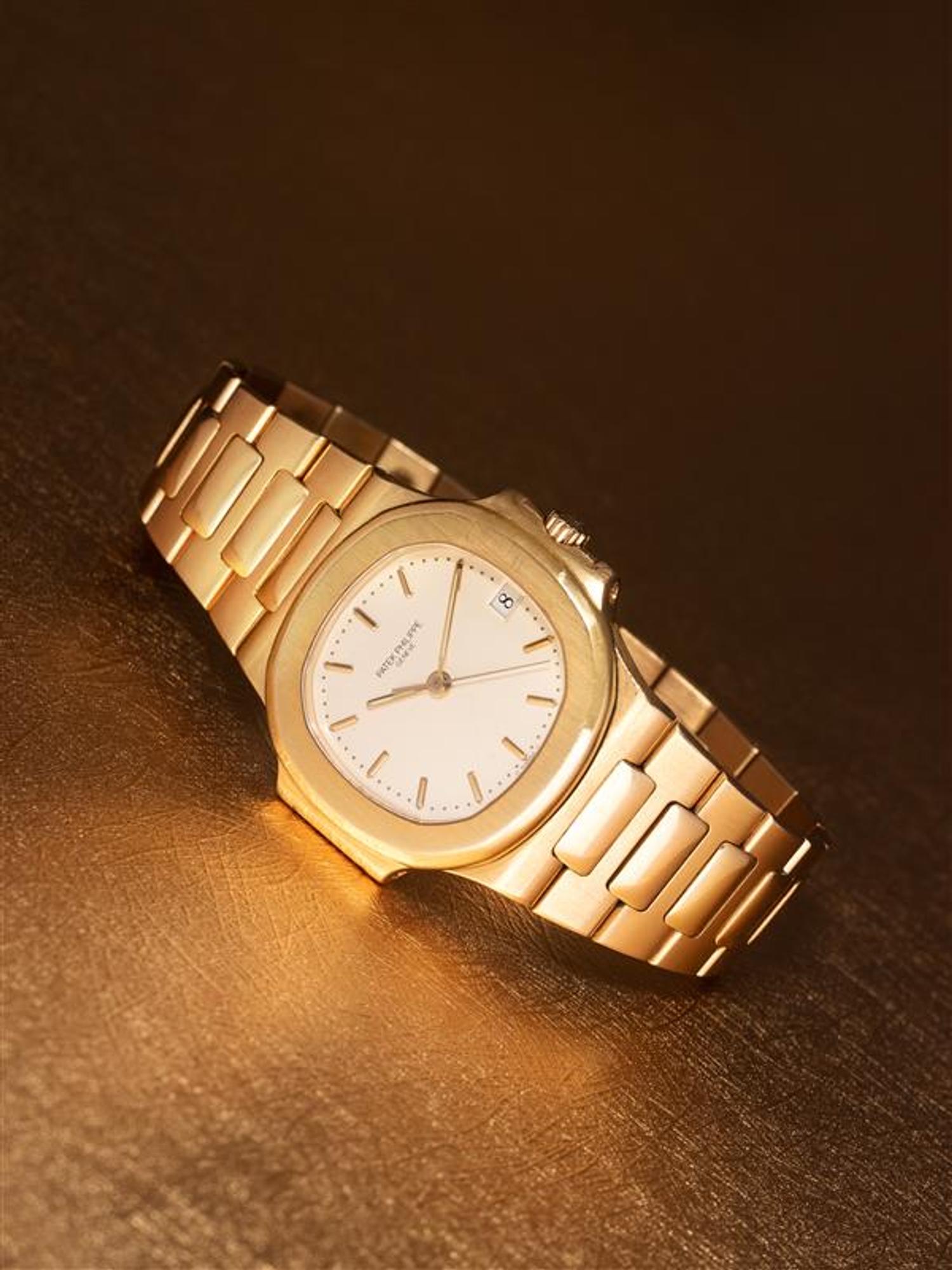 PATEK PHILIPPE, REF. 3800 18K YELLOW GOLD 'NAUTILUS' WRISTWATCH