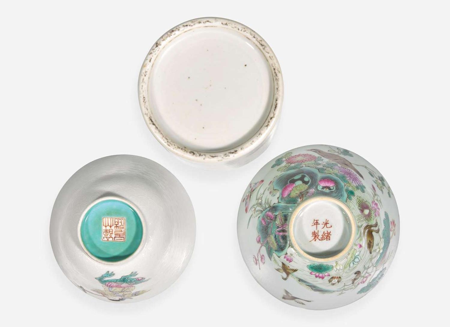 Two Chinese famille rose-decorated cups and a brush pot, 19th to 20th century 粉彩杯兩件與筆洗一組