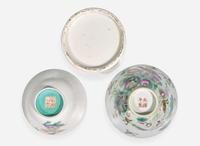 Two Chinese famille rose-decorated cups and a brush pot, 19th to 20th century 粉彩杯兩件與筆洗一組