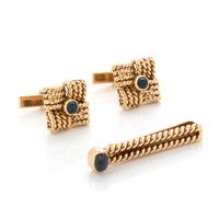 YELLOW GOLD AND SAPPHIRE CUFFLINKS AND TIE BAR SET