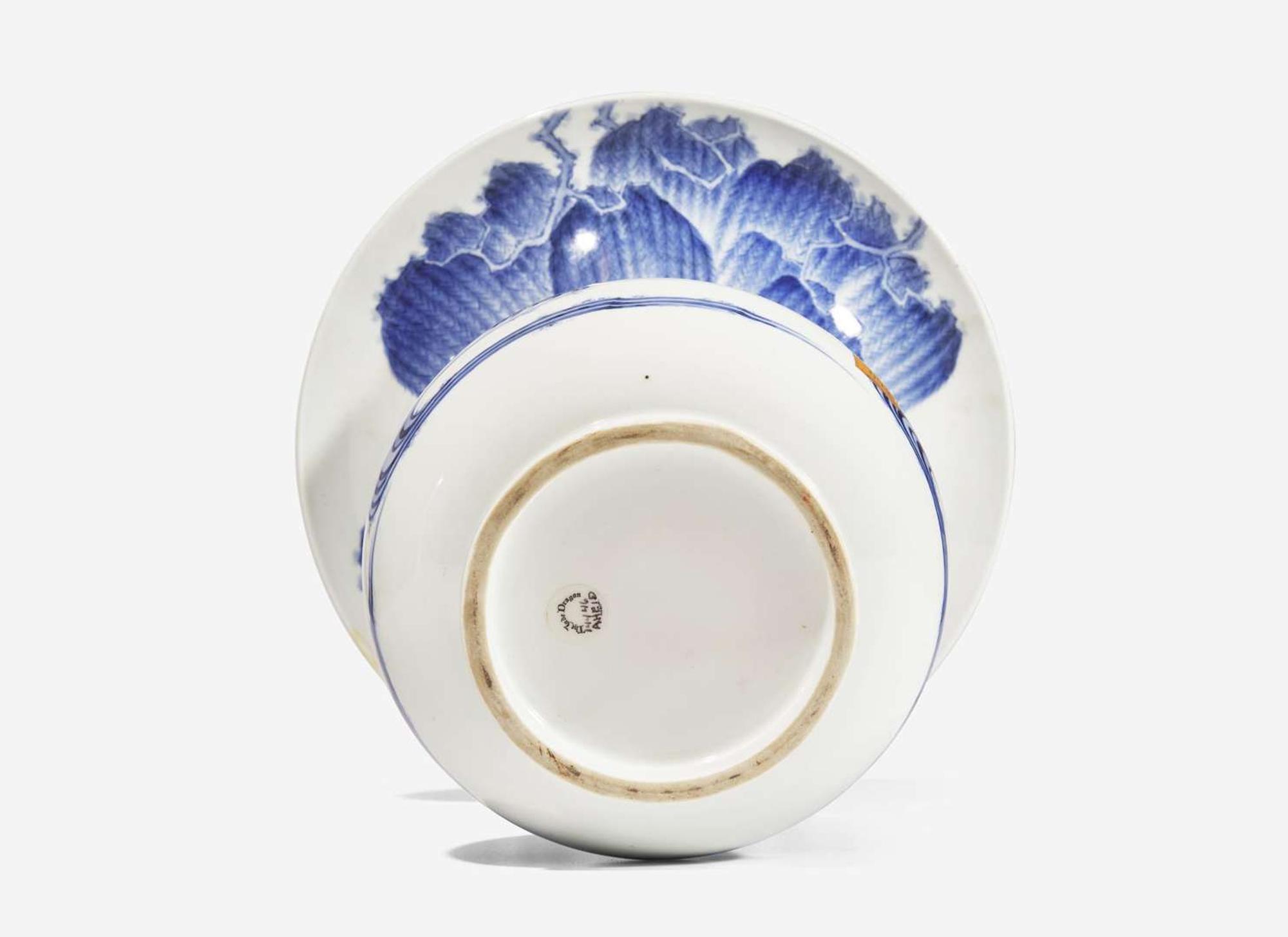 A fine and rare Hirado porcelain "Frogs and Willows" vase, 19th century 平戶青花瓷樽 十九世紀
