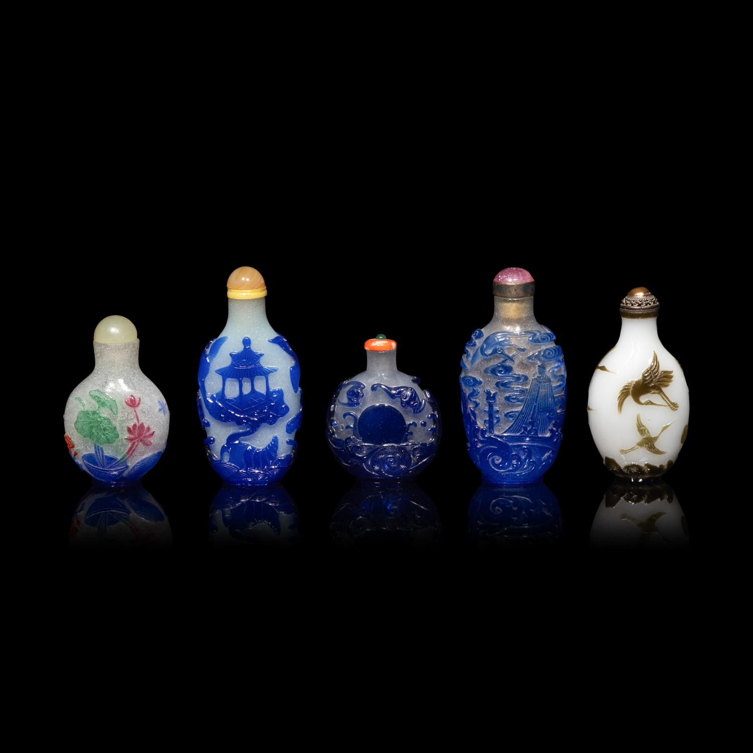 Five Chinese Glass Overlay Snuff Bottles, 19th-20th Century 晚清-民國 套料鼻烟壺五支
