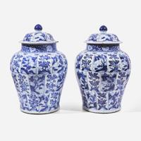 A pair of large Chinese blue and white porcelain jars and covers 青花帶蓋大罐一對 Kangxi period ? ??