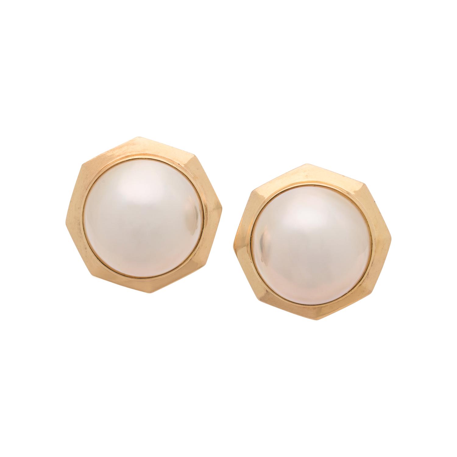 YELLOW GOLD AND CULTURED MABE PEARL EARCLIPS