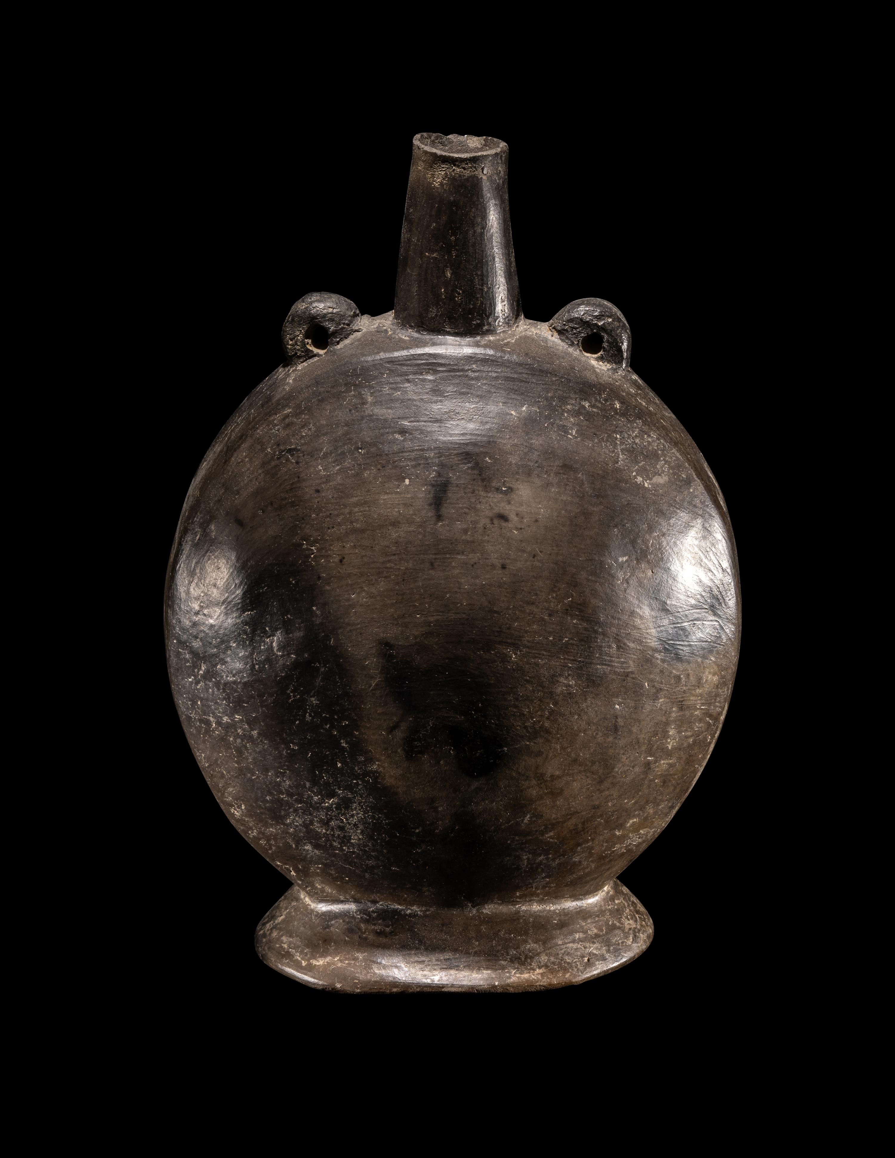 A Chimu Blackware Canteen