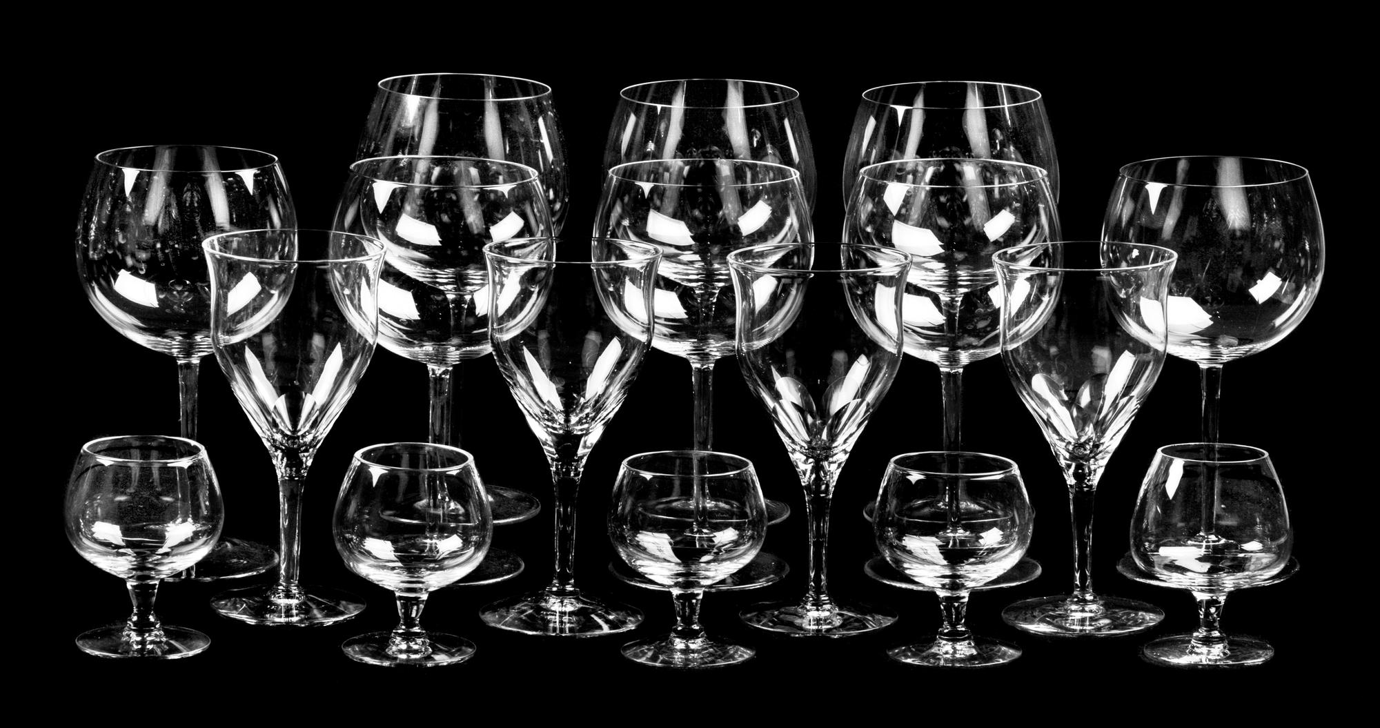 An Assorted Collection of Glassware Diameter of plate 8 1/2 inches. — 20TH CENTURY