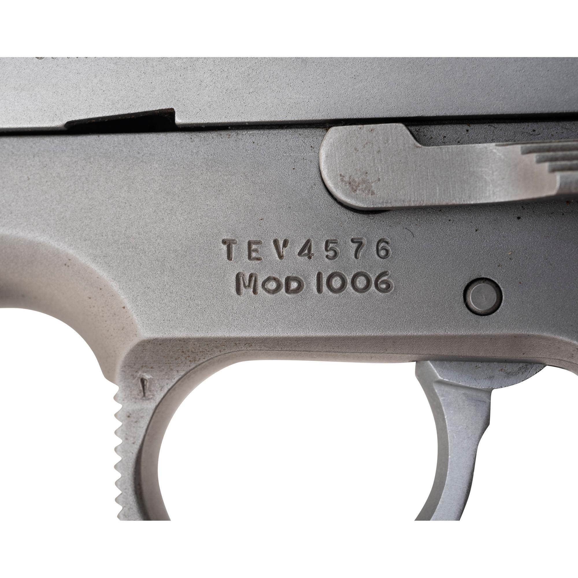 * Smith & Wesson Model 1006