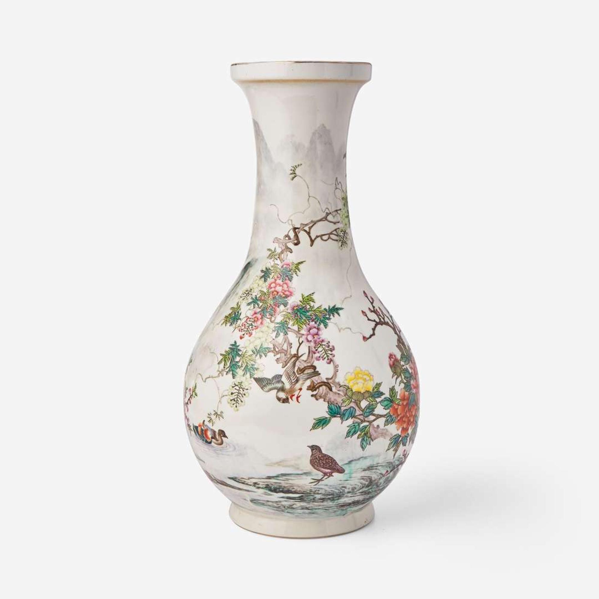 A large Chinese famille rose-decorated vase 粉彩大瓶 Late 20th century ?????