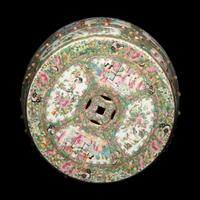 A Chinese Export Rose Medallion Porcelain Garden Stool, Late Qing Dynasty 清晚期 廣彩人物圖鼓凳