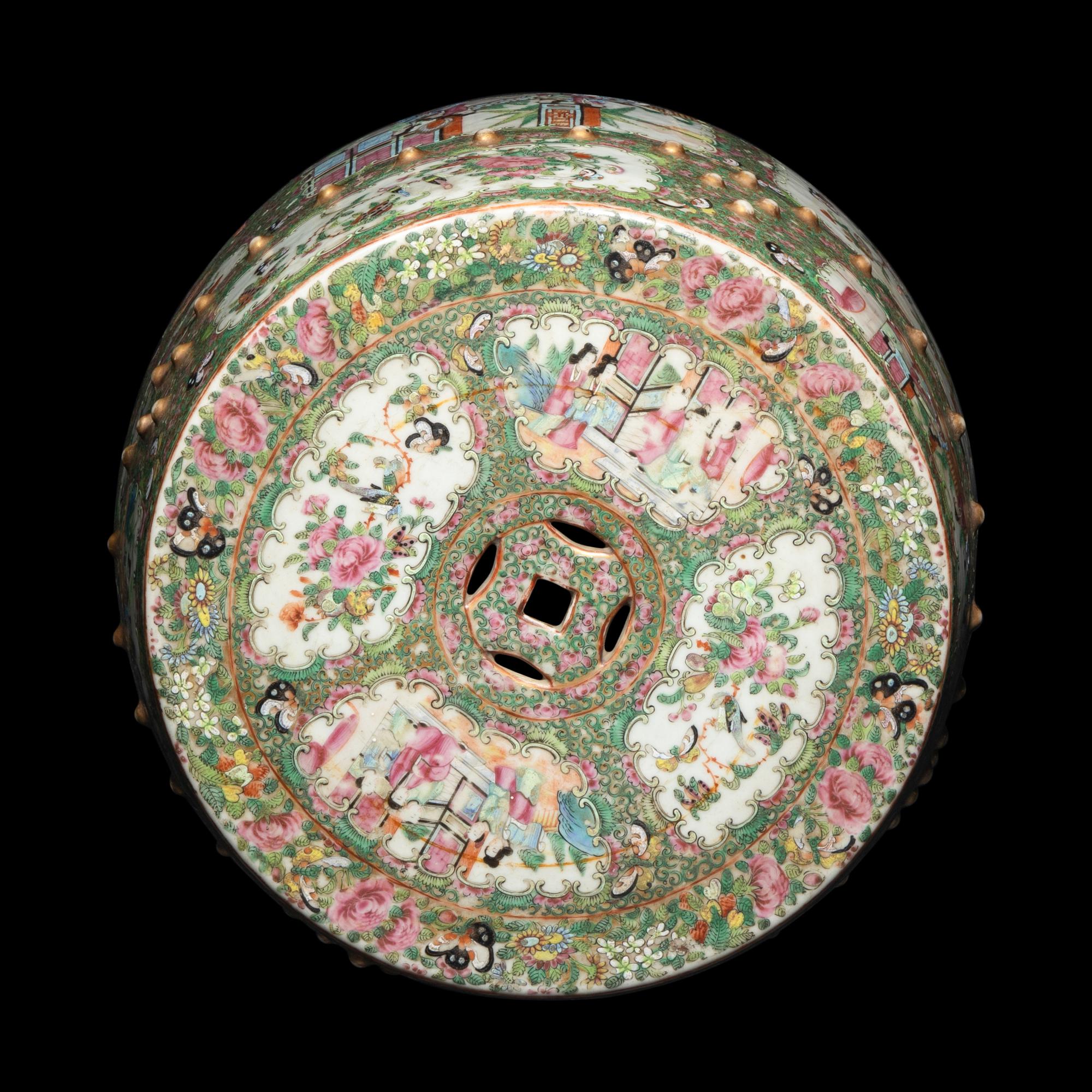 A Chinese Export Rose Medallion Porcelain Garden Stool, Late Qing Dynasty 清晚期 廣彩人物圖鼓凳
