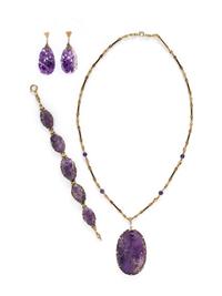 COLLECTION OF YELLOW GOLD AND CARVED AMETHYST JEWELRY
