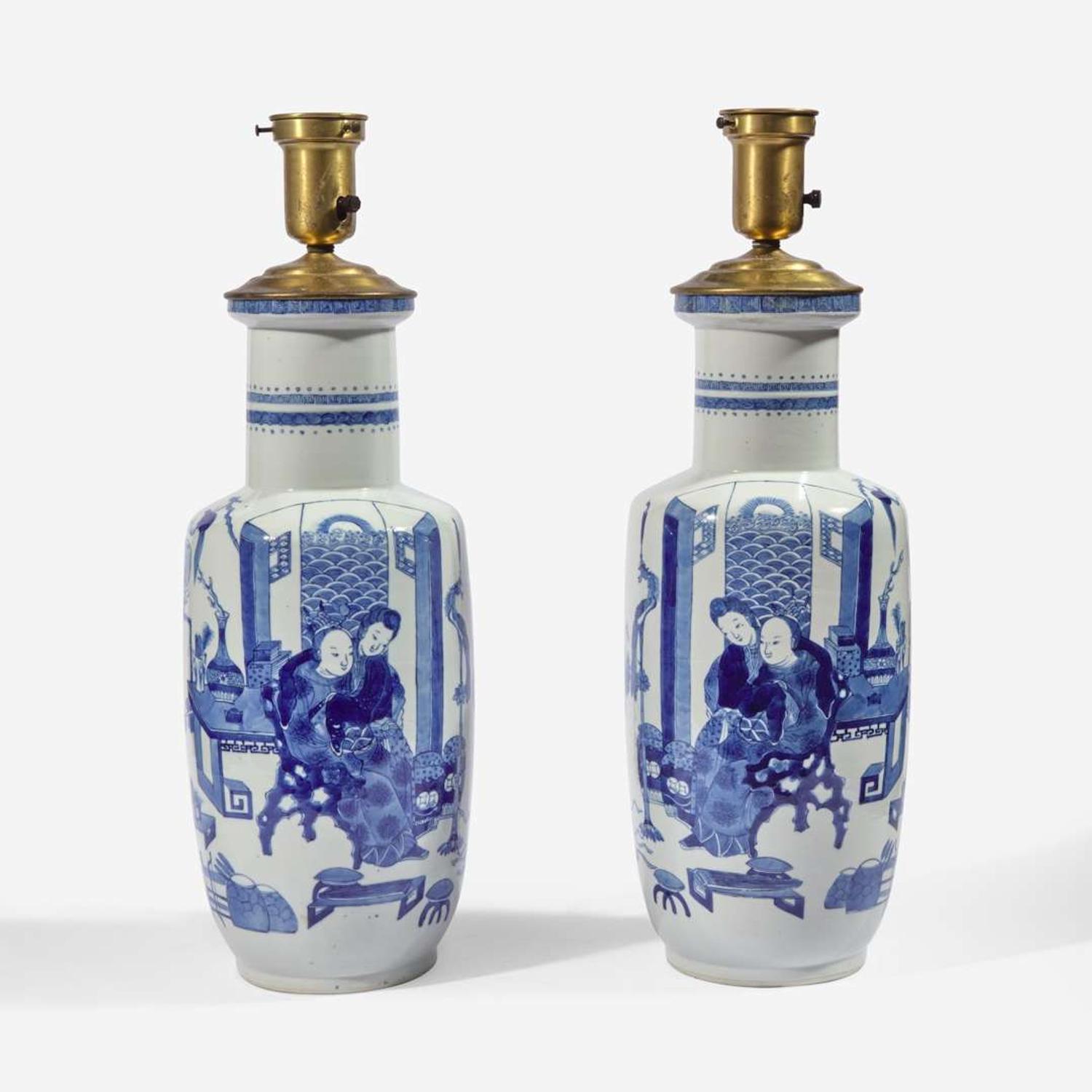 A mirrored pair of Chinese blue and white porcelain rouleau vases, mounted as lamps 青花人物纸槌瓶改装台灯一对 the porcelain late 19th/early 20th century ?????????????
