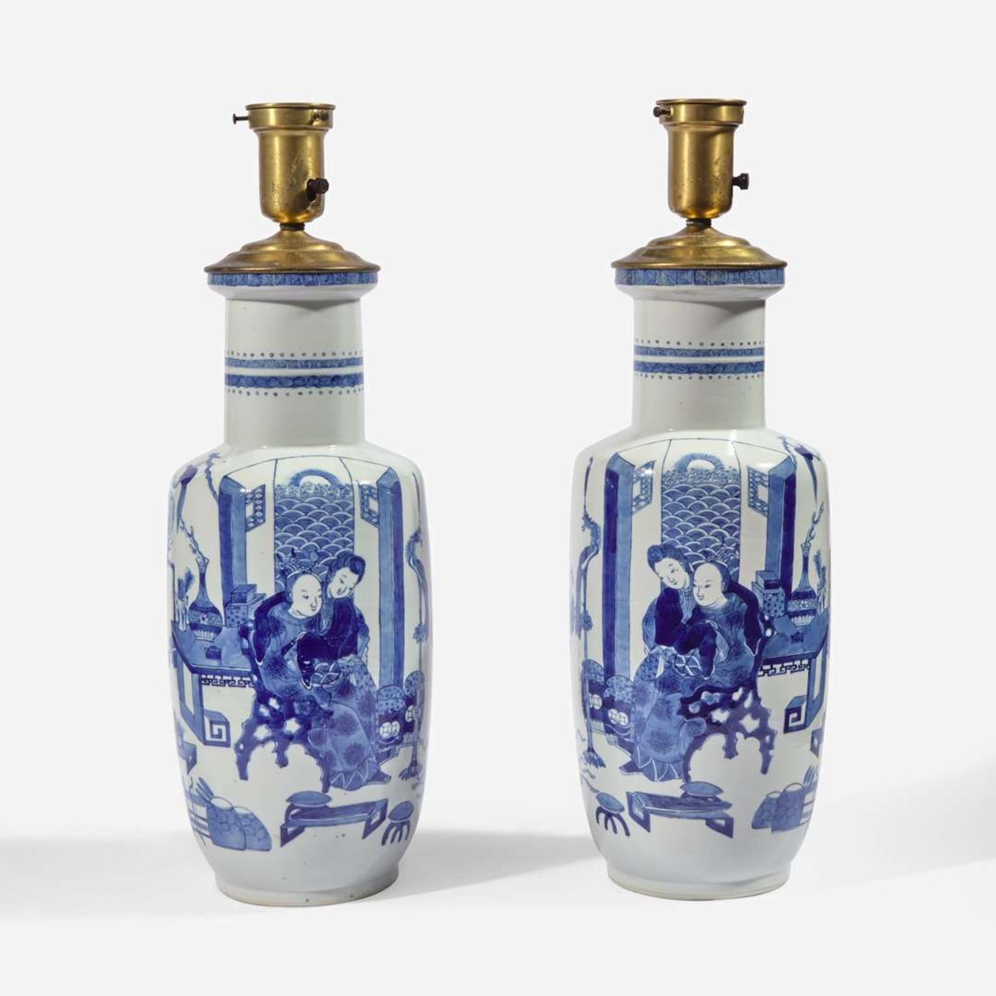 A mirrored pair of Chinese blue and white porcelain rouleau vases, mounted as lamps 青花人物纸槌瓶改装台灯一对 the porcelain late 19th/early 20th century ?????????????