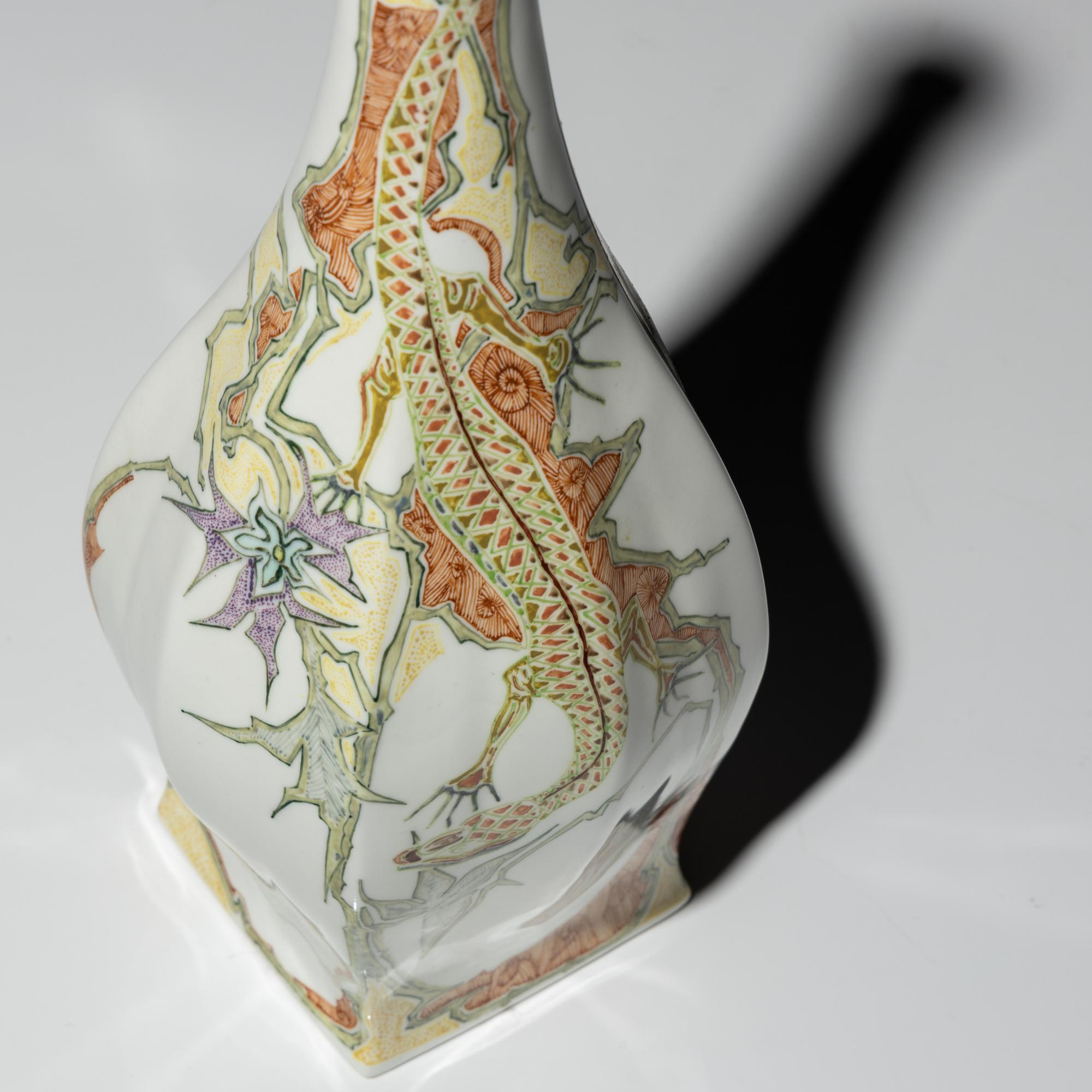 Eggshell porcelain vase with polychrome lizard decor, model 89