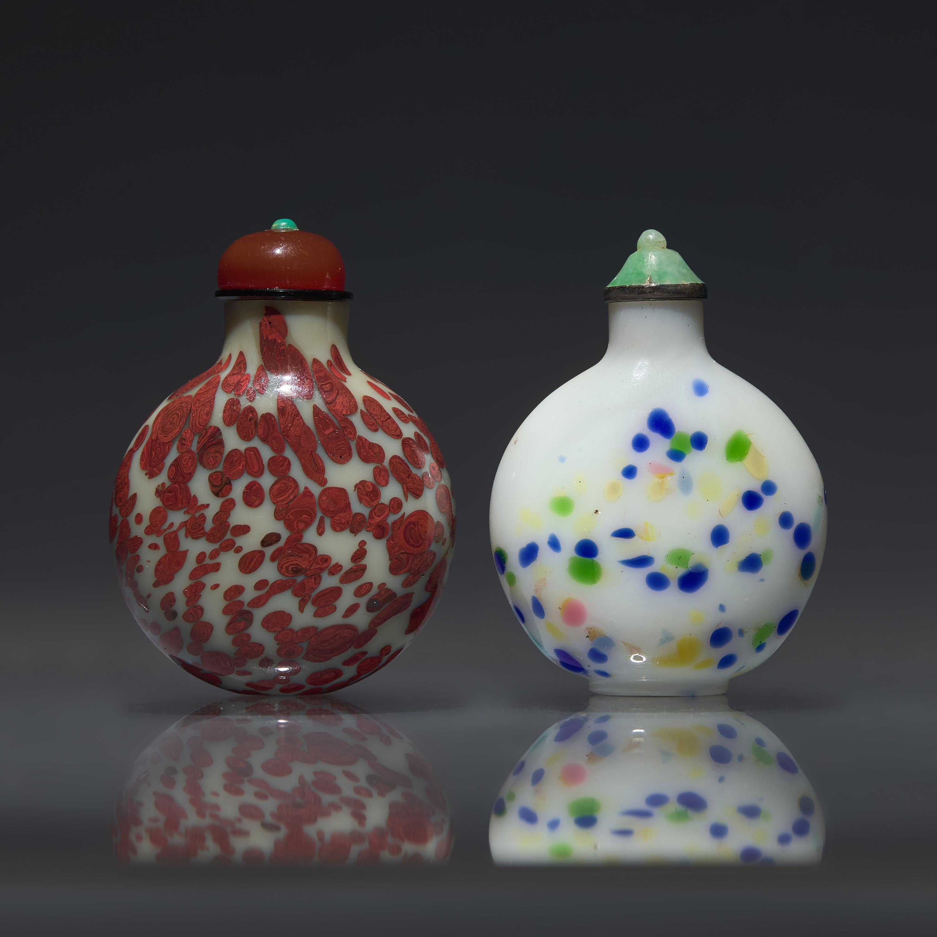 Two Chinese Splashed Glass Snuff Bottles, Qing Dynasty, Circa 1750-1820 — 1750-1820年 攪料鼻煙壺兩支