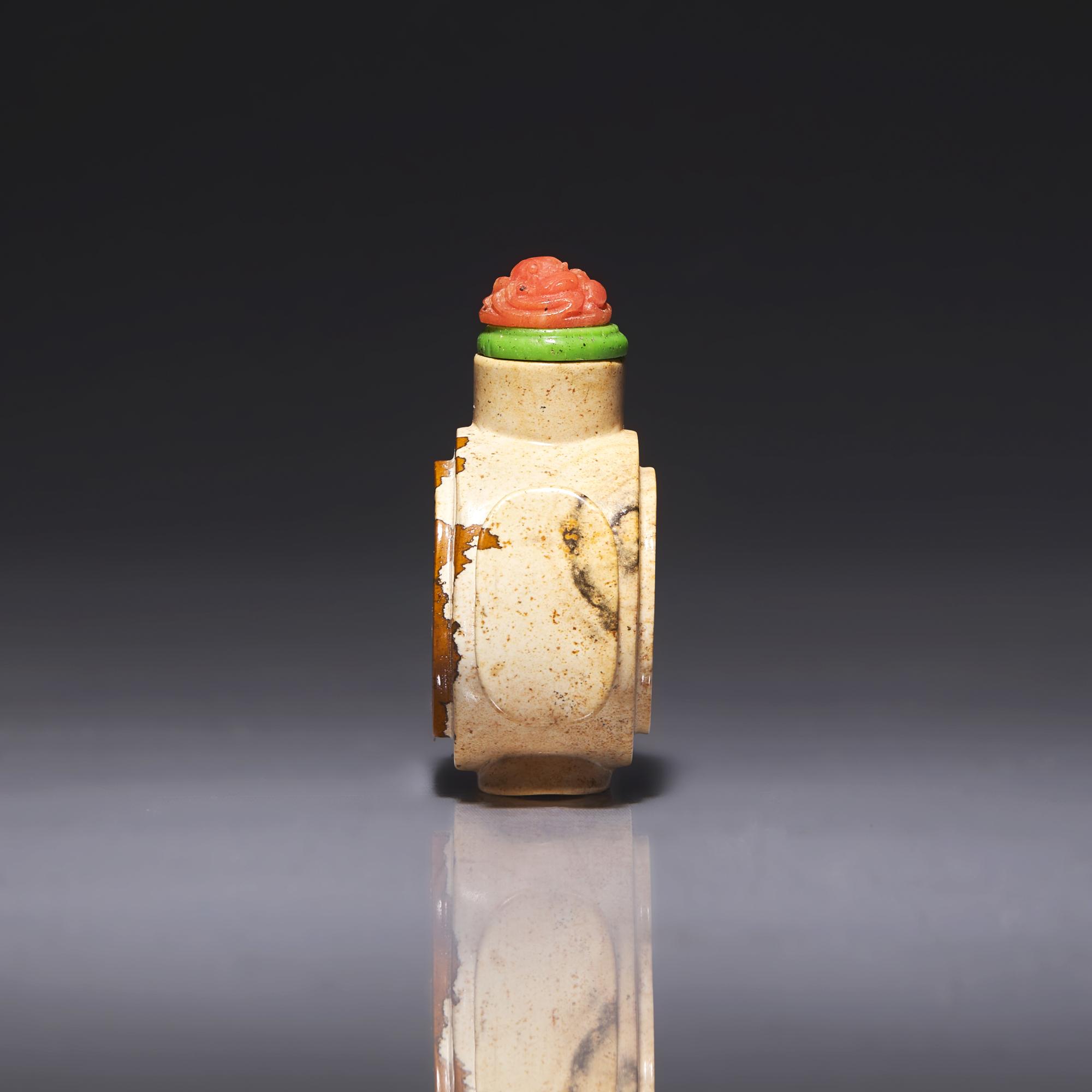 Three Chinese Jade and Hardstone Snuff Bottles 玉、石鼻烟壺三支