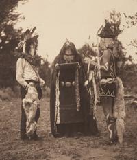 CURTIS, Edward S., photographer (1868-1952). Haschelti, Haschebaad, Zahadolzha – Navajo, 1904.