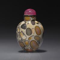 A Chinese Puddingstone Snuff Bottle, Qing Dynasty, Circa 1750-1880 — 1750-1880年 抱子石鼻煙壺