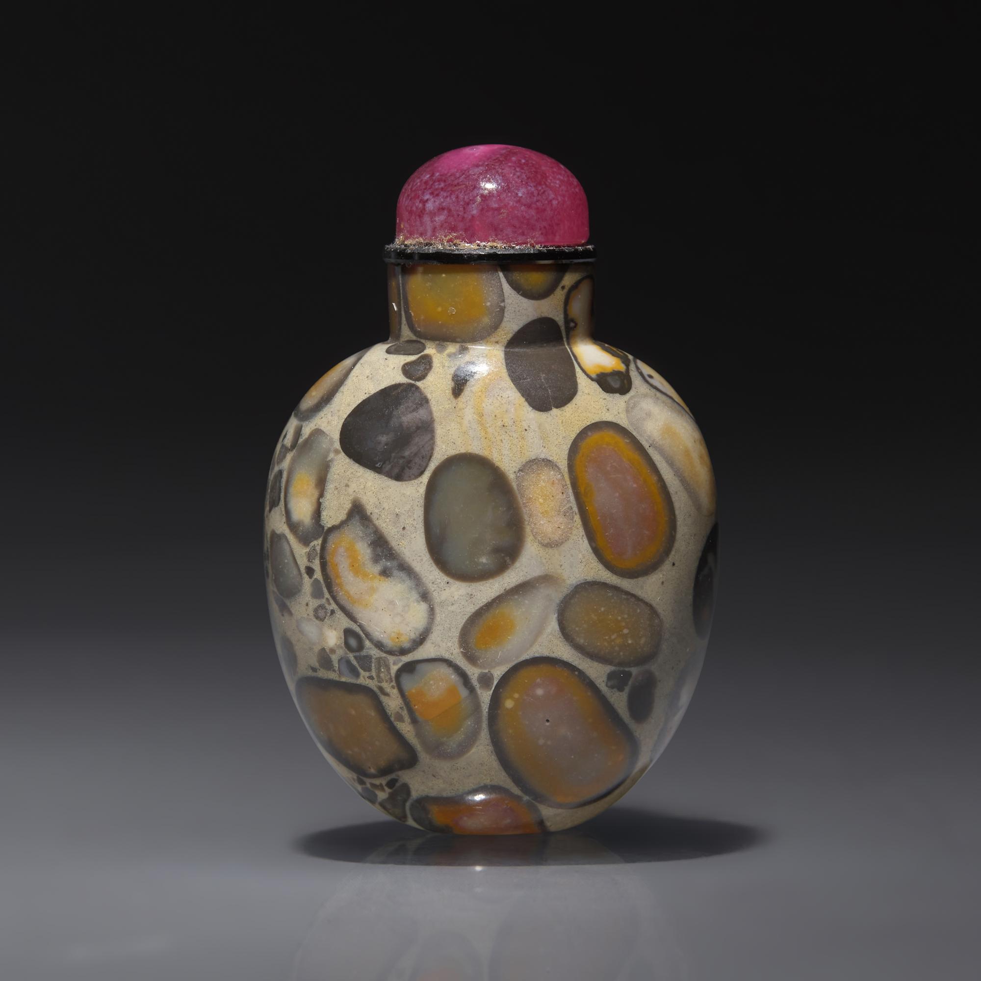 A Chinese Puddingstone Snuff Bottle, Qing Dynasty, Circa 1750-1880 — 1750-1880年 抱子石鼻煙壺