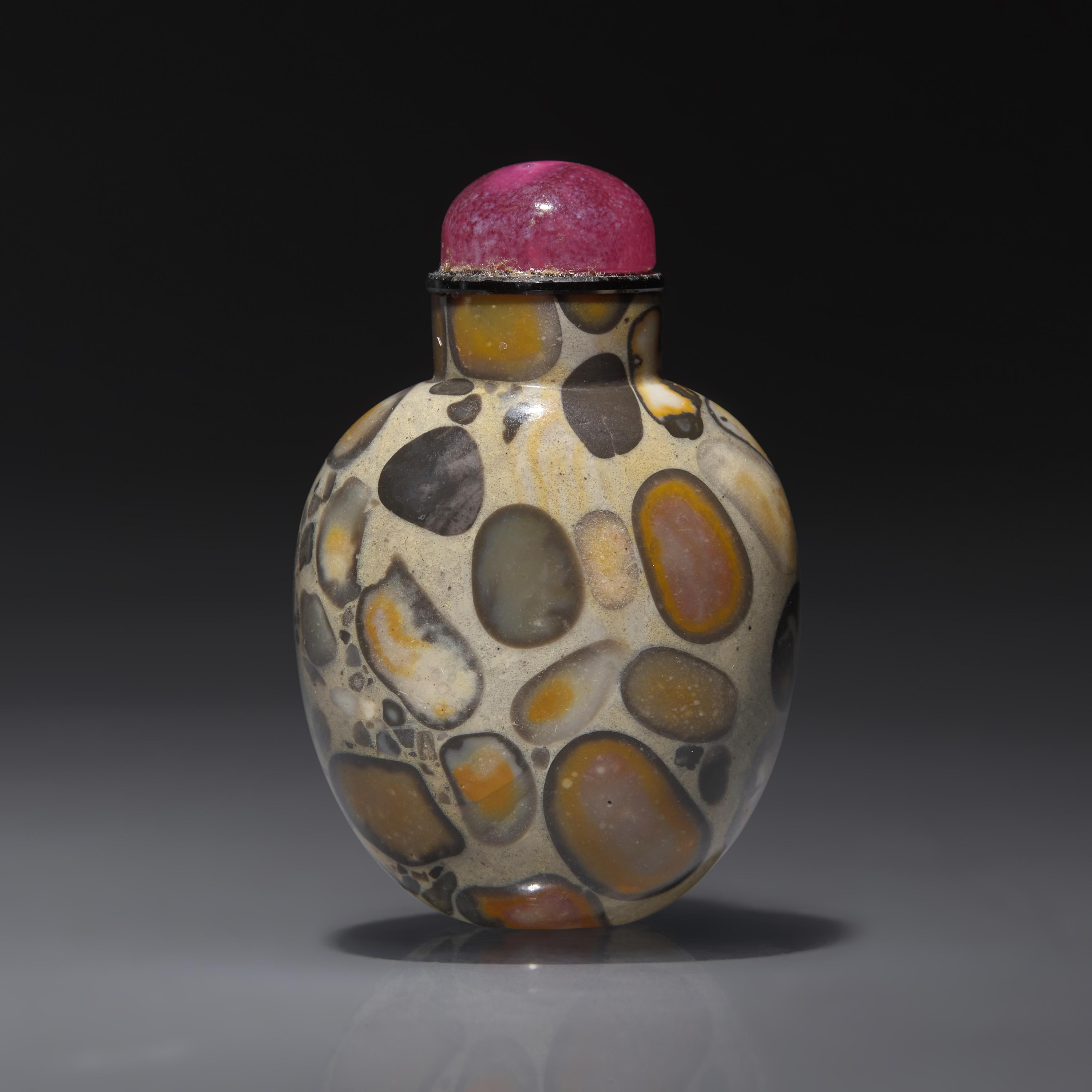 A Chinese Puddingstone Snuff Bottle, Qing Dynasty, Circa 1750-1880 — 1750-1880年 抱子石鼻煙壺