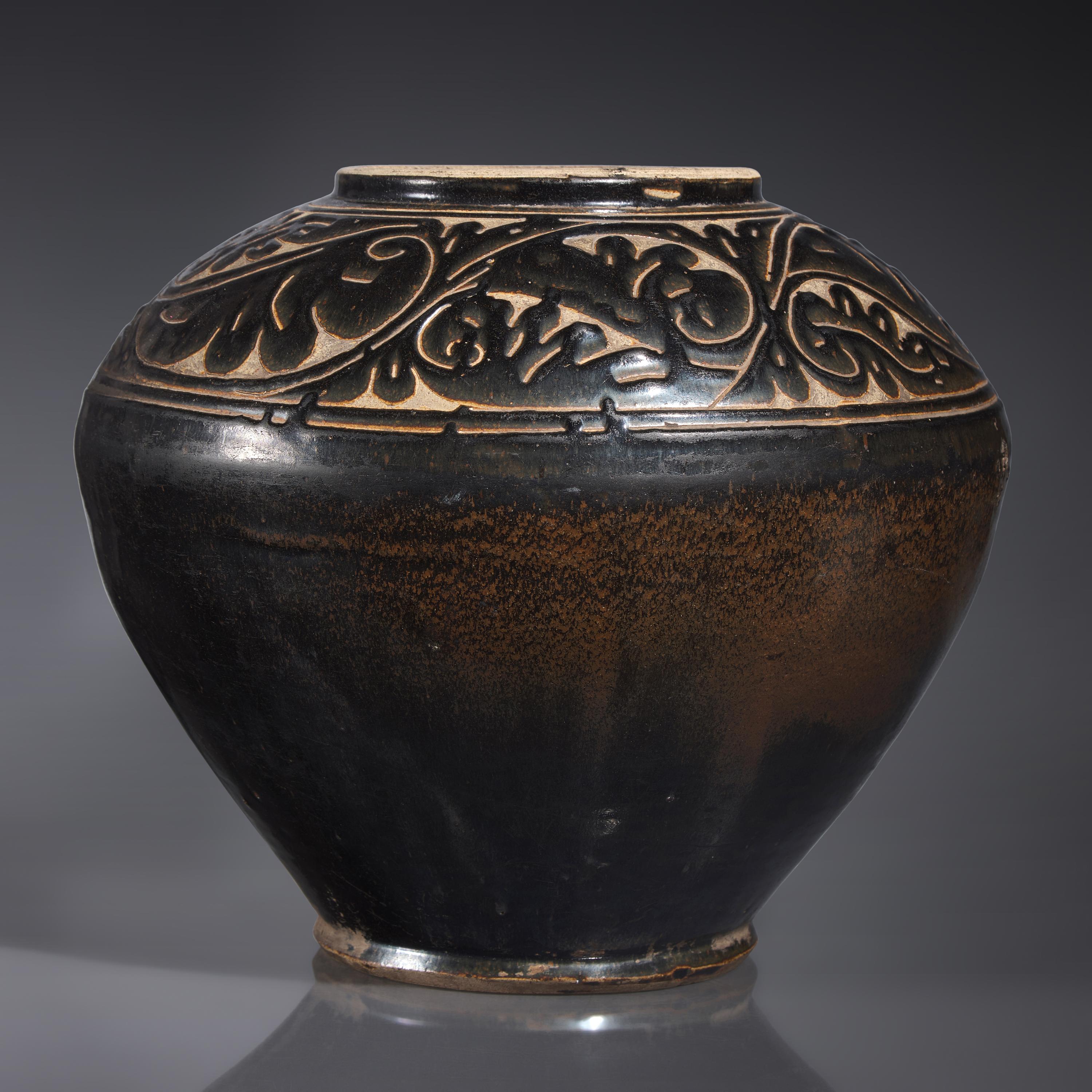 A Large Chinese Cizhou Type Carved Jar, Yuan Dynasty — 元 磁州窯黑釉剔花大罐