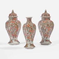 A garniture of three Japanese baluster jars and a vase 日本带盖瓷瓶两件和花瓶一件 18th/19th century ???????