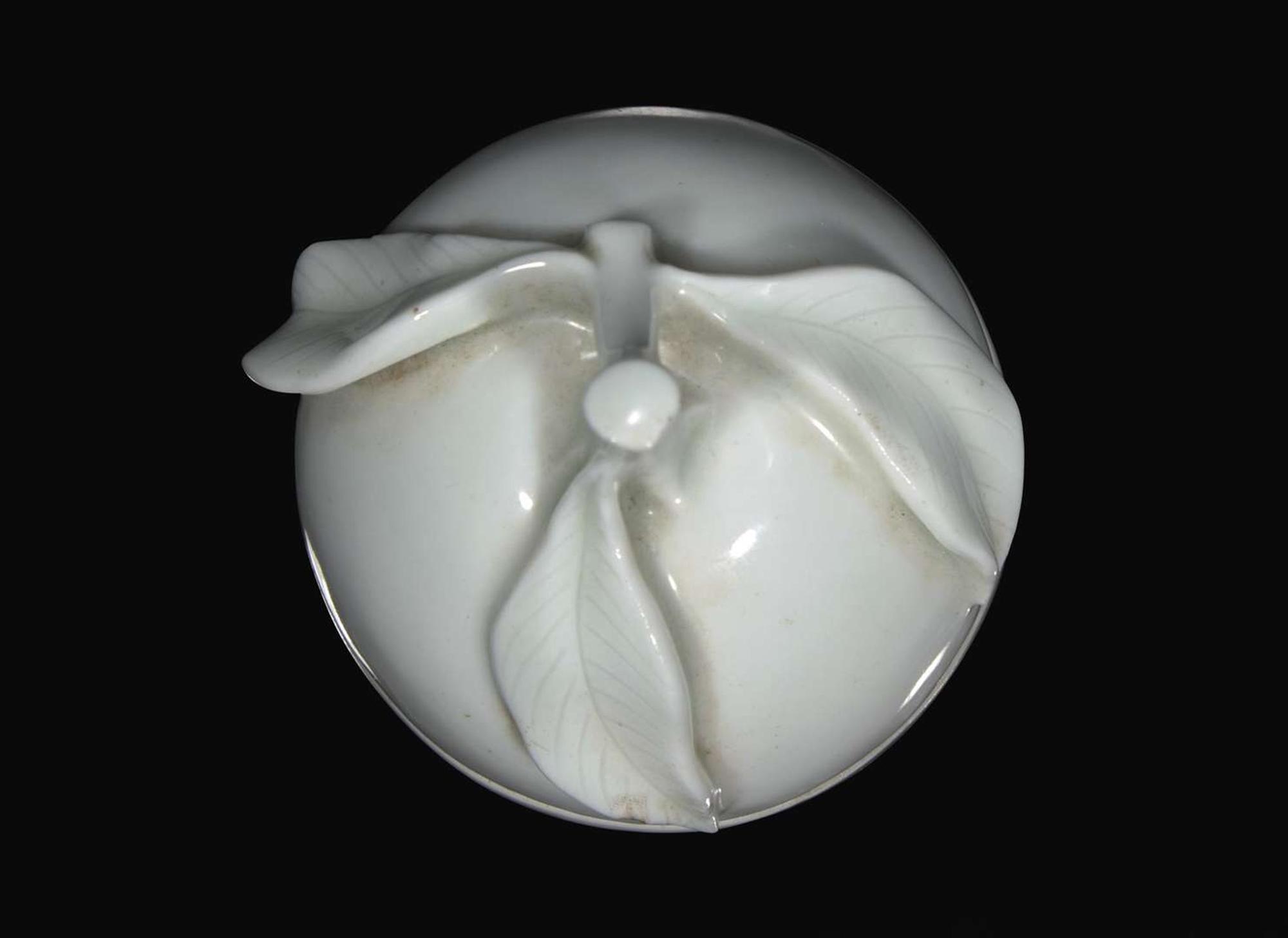 A Chinese blanc de Chine small fruit-form incense holder 德化窯果形小香盒