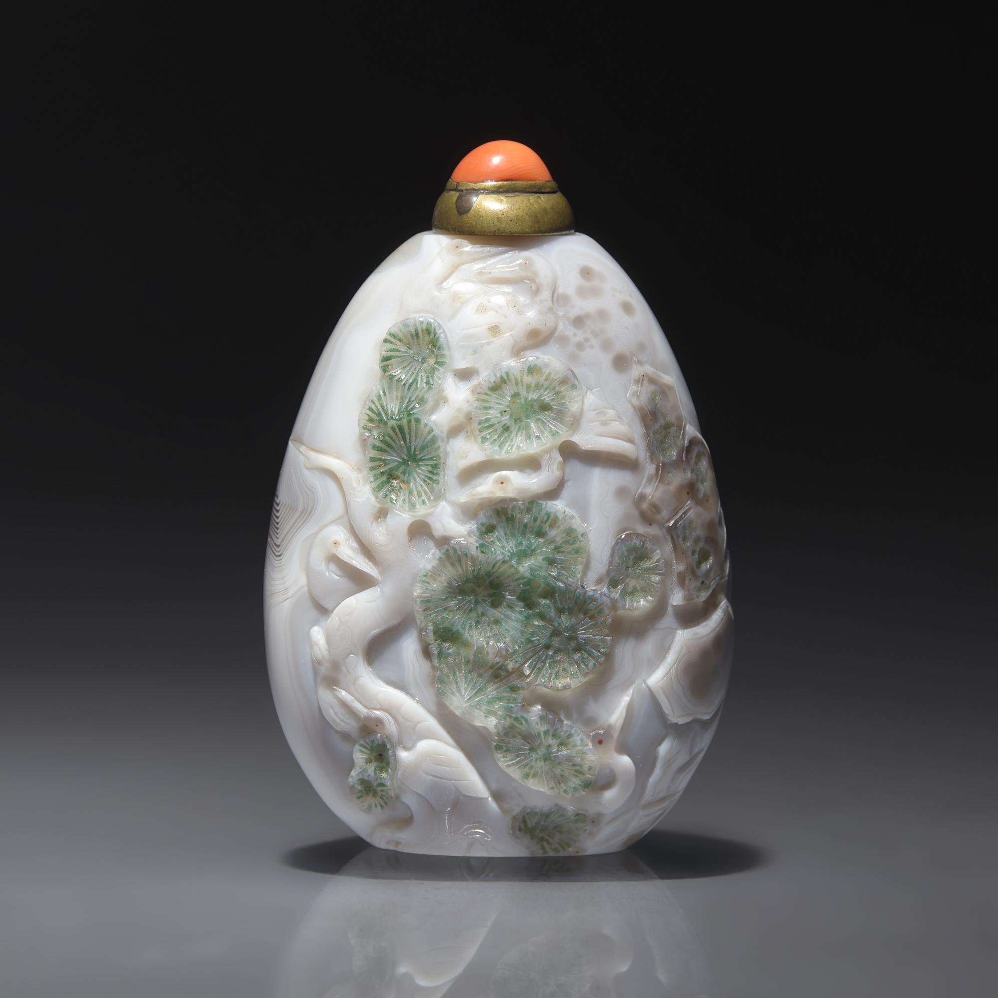 An Unusual Chinese Carved Agate Snuff Bottle, Qing Dynasty, Circa 1760-1860 — 1760–1860年 瑪瑙巧雕松鶴同春圖鼻煙壺