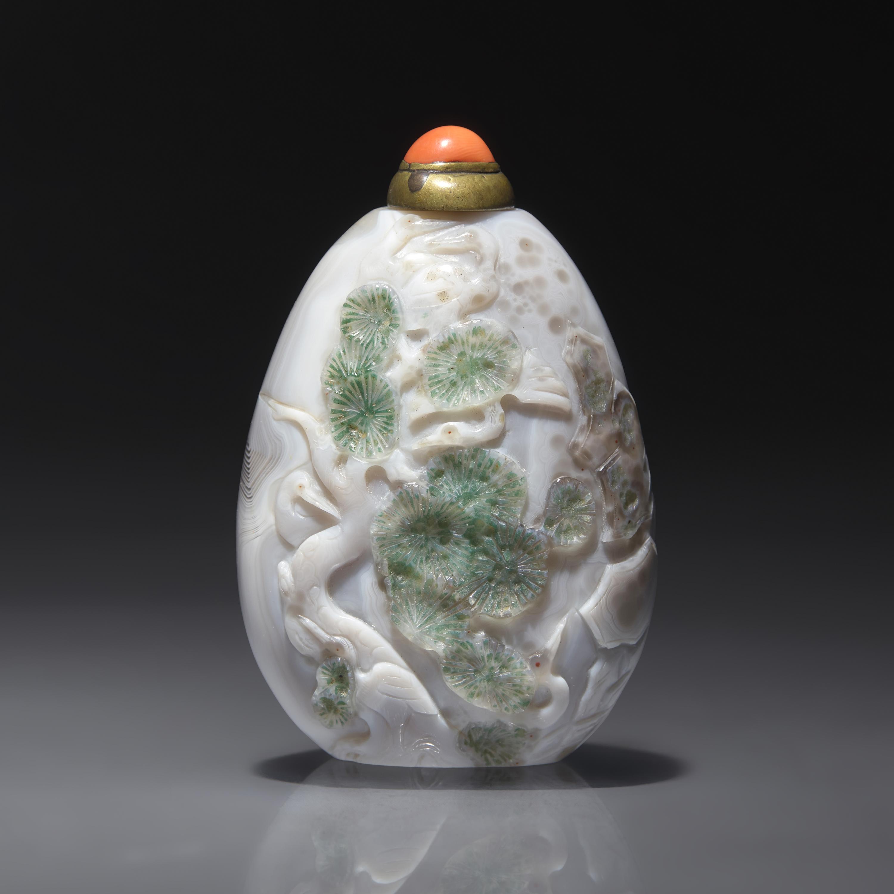 An Unusual Chinese Carved Agate Snuff Bottle, Qing Dynasty, Circa 1760-1860 — 1760–1860年 瑪瑙巧雕松鶴同春圖鼻煙壺