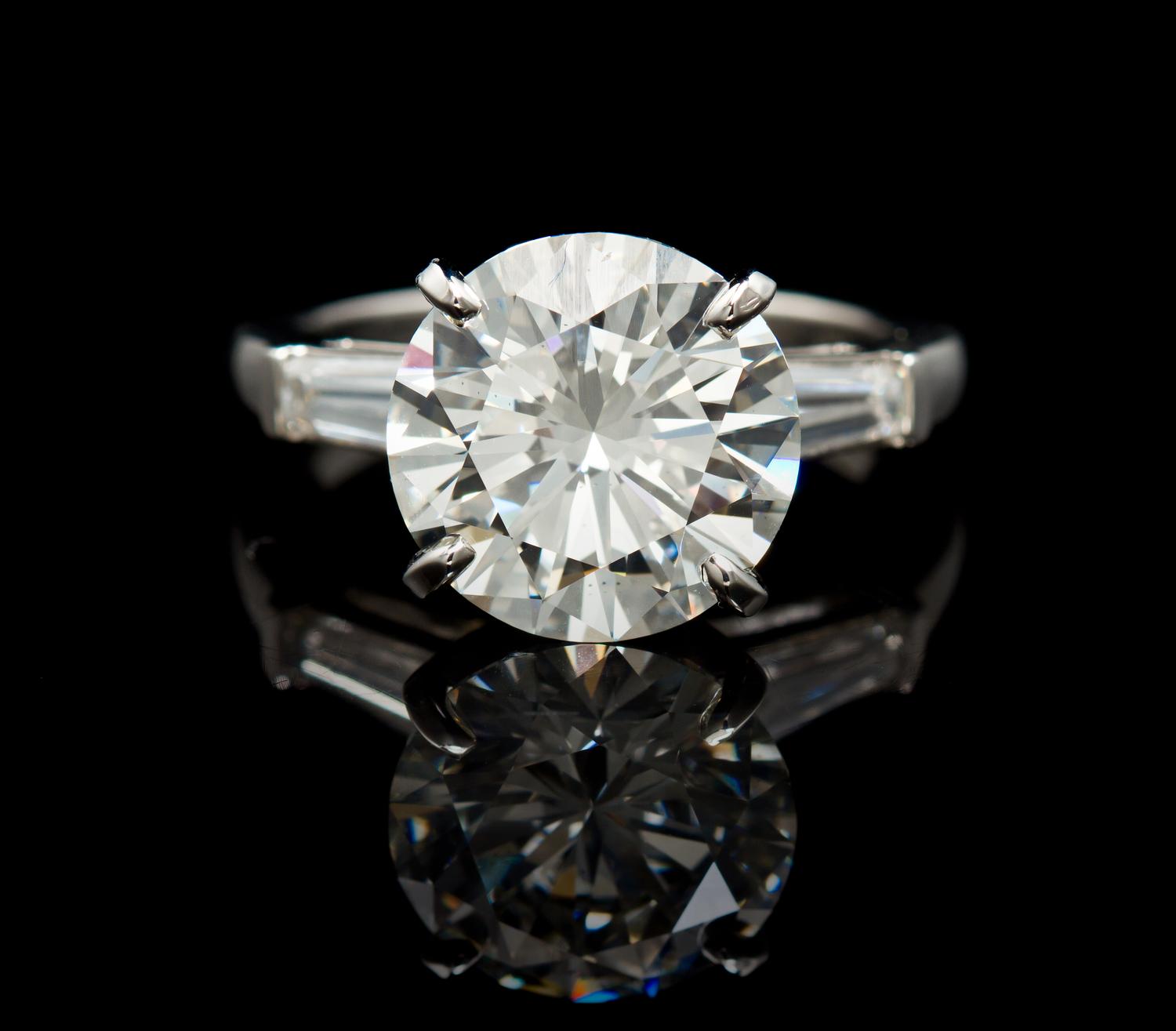 A Fine Platinum and Diamond Ring, 6.80 dwts.