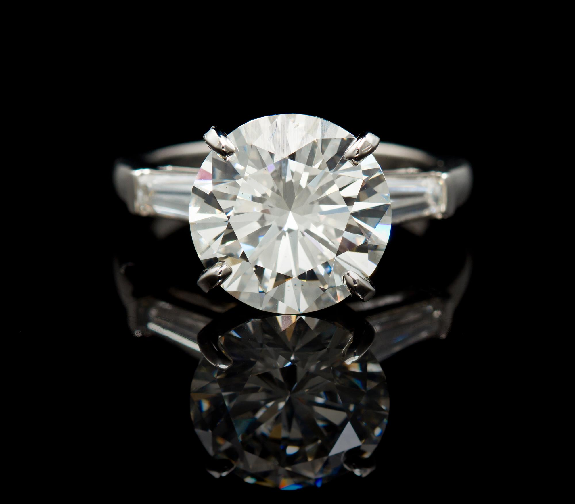 A Fine Platinum and Diamond Ring, 6.80 dwts.