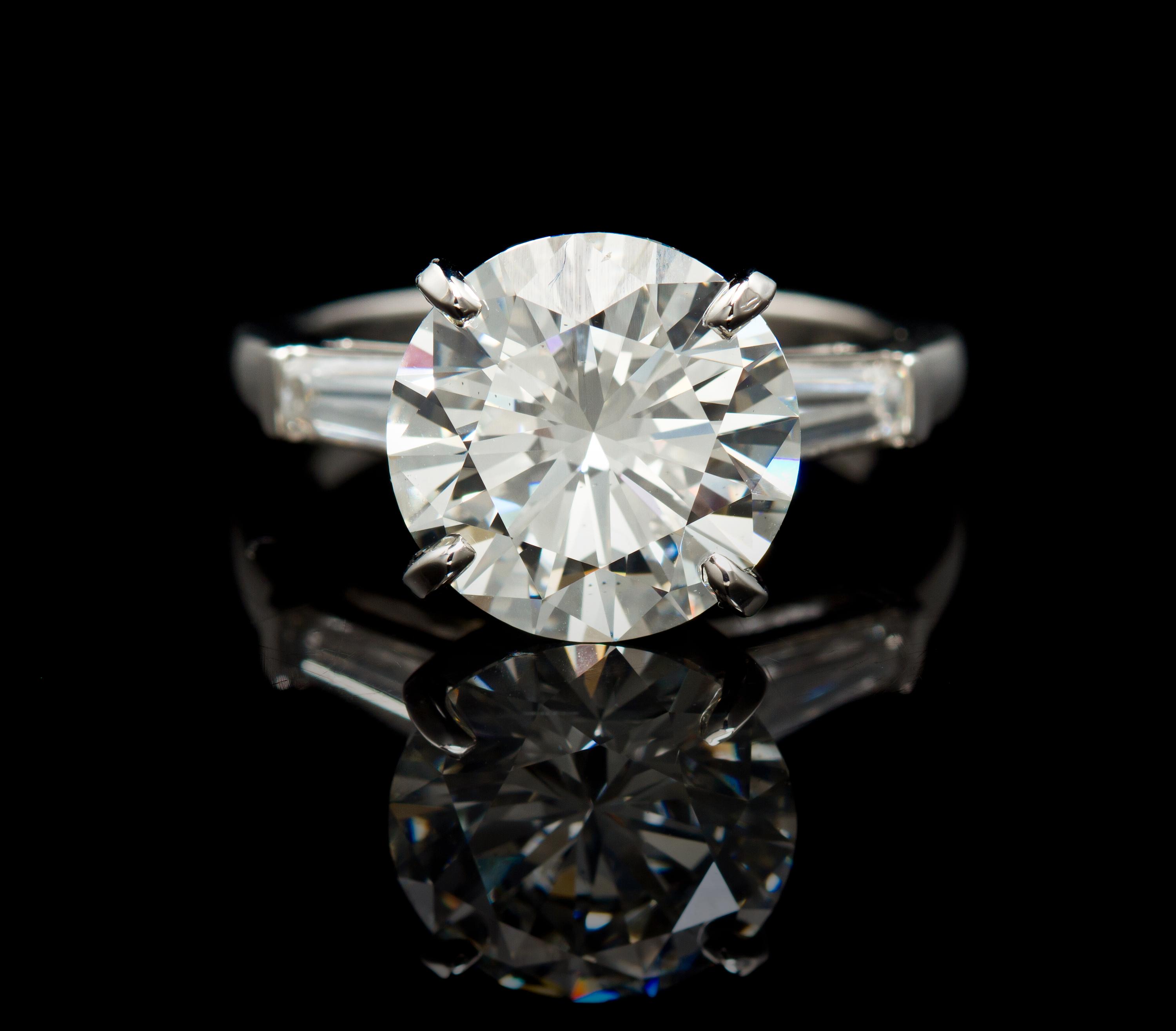 A Fine Platinum and Diamond Ring, 6.80 dwts.