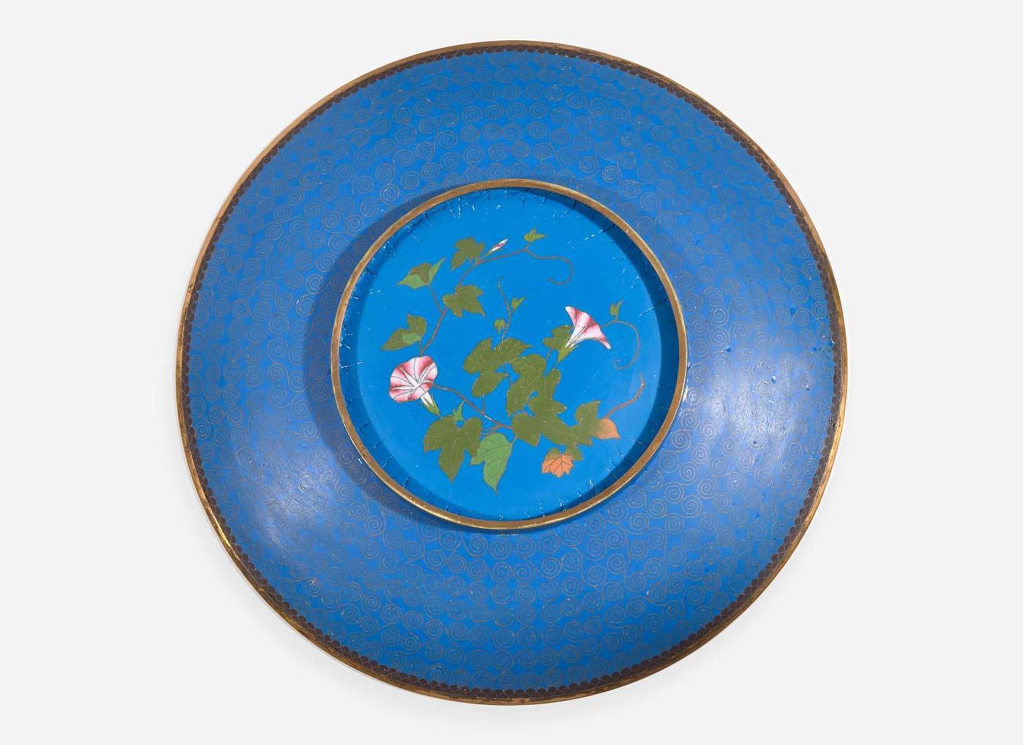 An unusual Japanese cloisonne "Butterflies and Maple Leaves" charger, Meiji period 琺瑯蝴蝶楓葉盤 明治