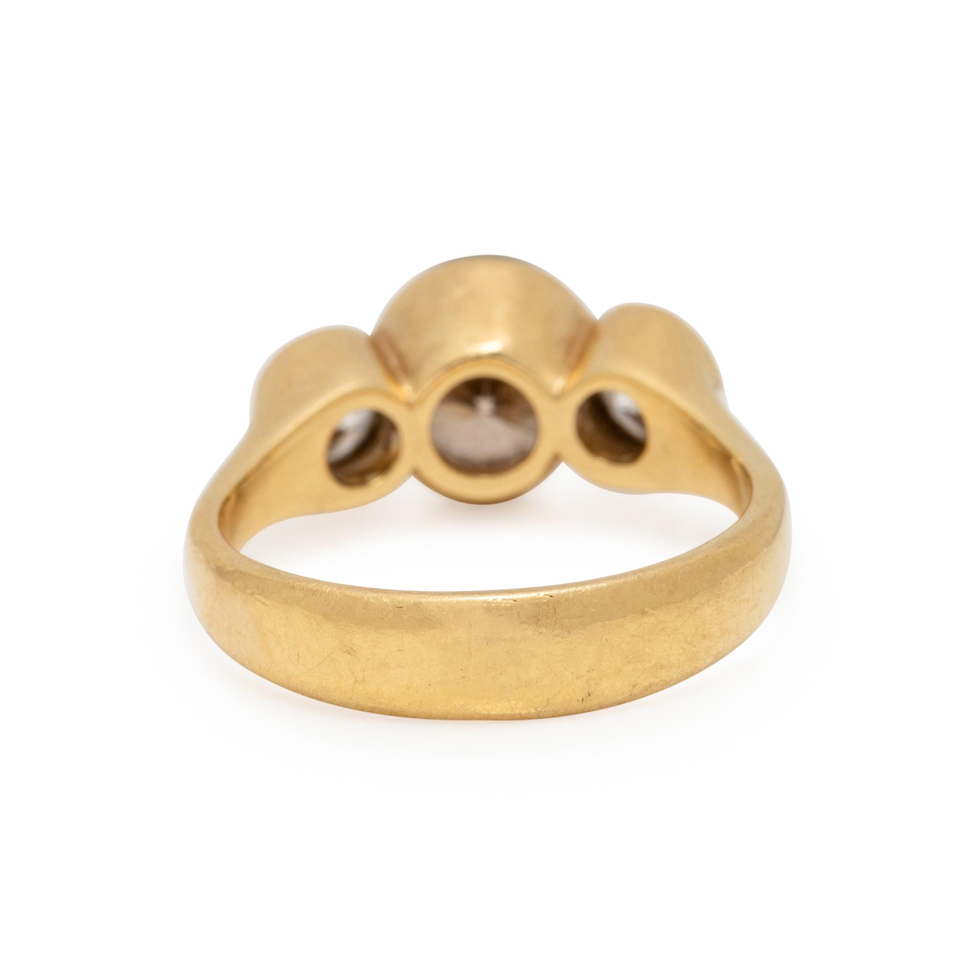 YELLOW GOLD, COLORED DIAMOND, AND DIAMOND RING