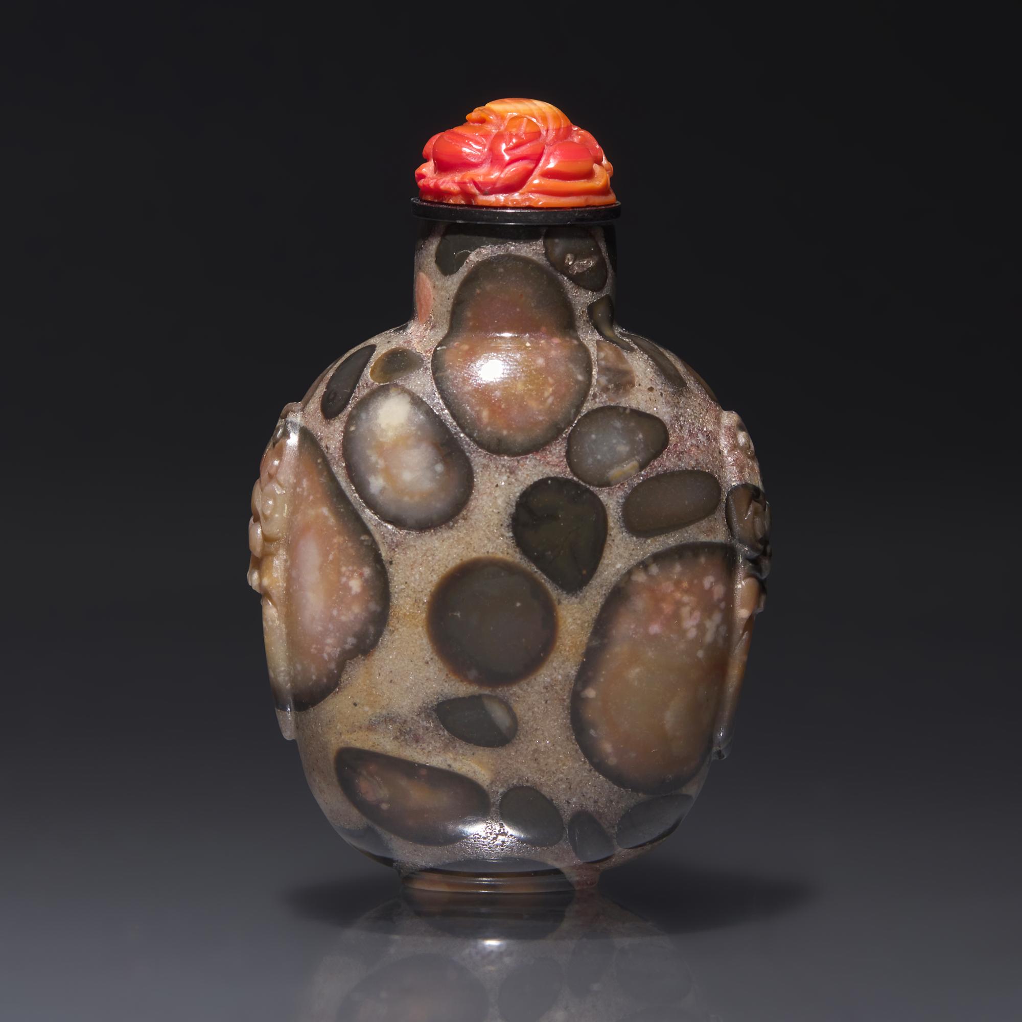A Chinese Puddingstone Snuff Bottle, Qing Dynasty, Circa 1750-1860 — 1750-1860年 抱子石瑪瑙鼻煙壺
