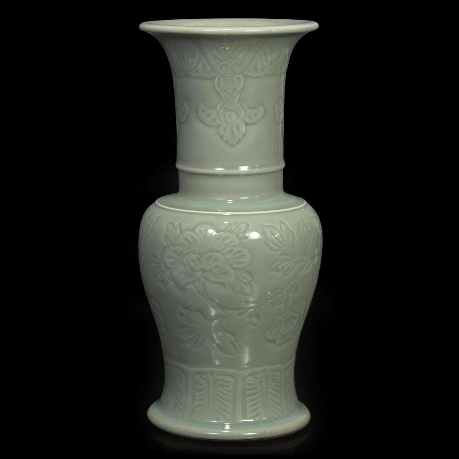 A celadon-glazed “Phoenix-tail” vase 青釉凤尾尊