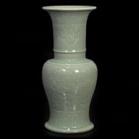 A celadon-glazed “Phoenix-tail” vase 青釉凤尾尊
