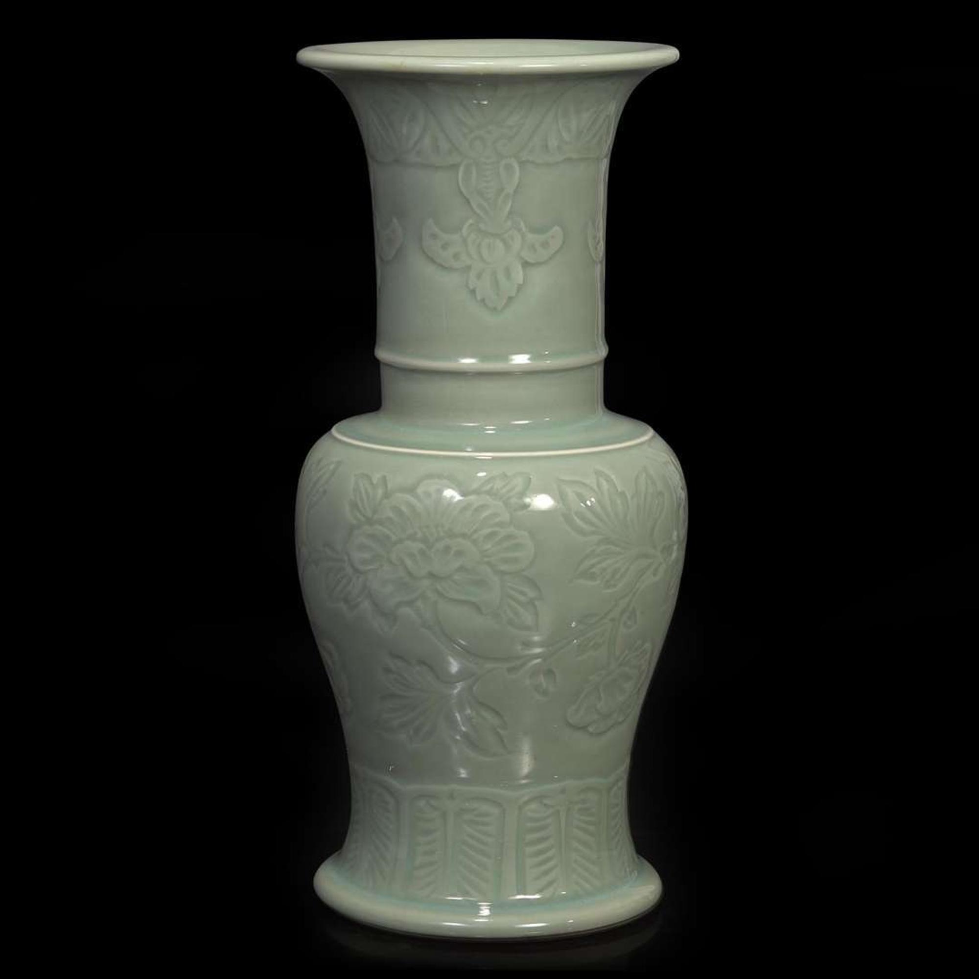 A celadon-glazed “Phoenix-tail” vase 青釉凤尾尊