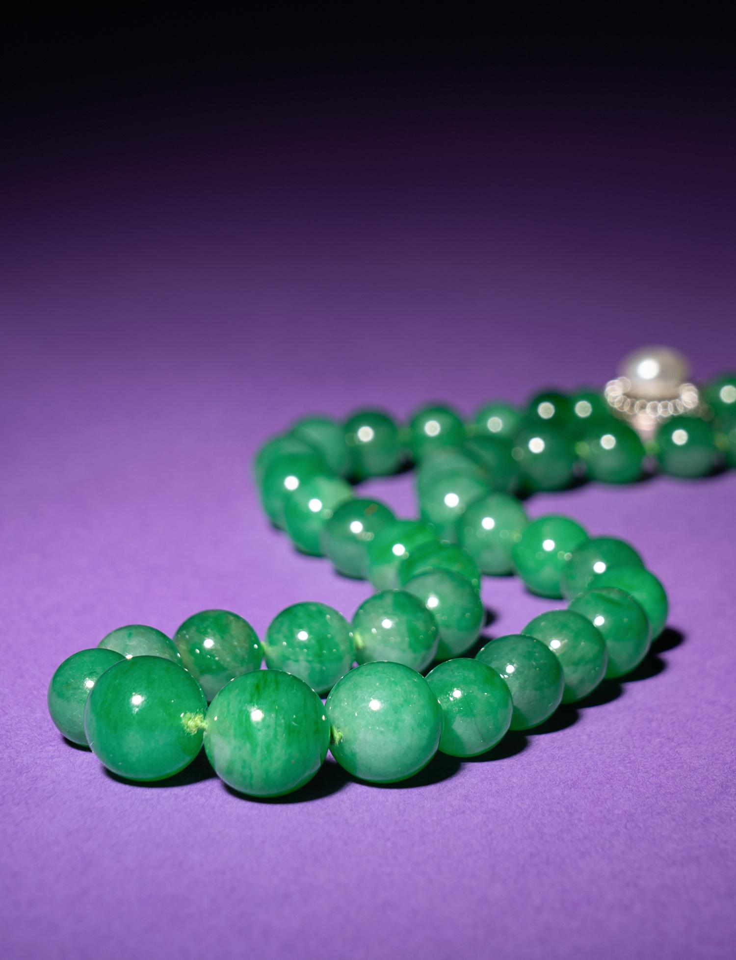 A Green Jadeite and Pearl Beaded Necklace