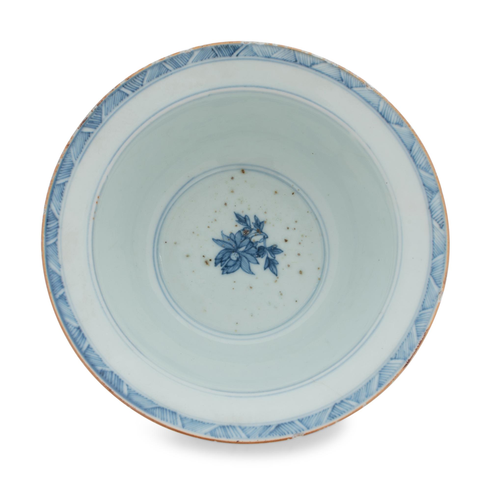 A Chinese Export Blue and White Porcelain Waisted Bowl