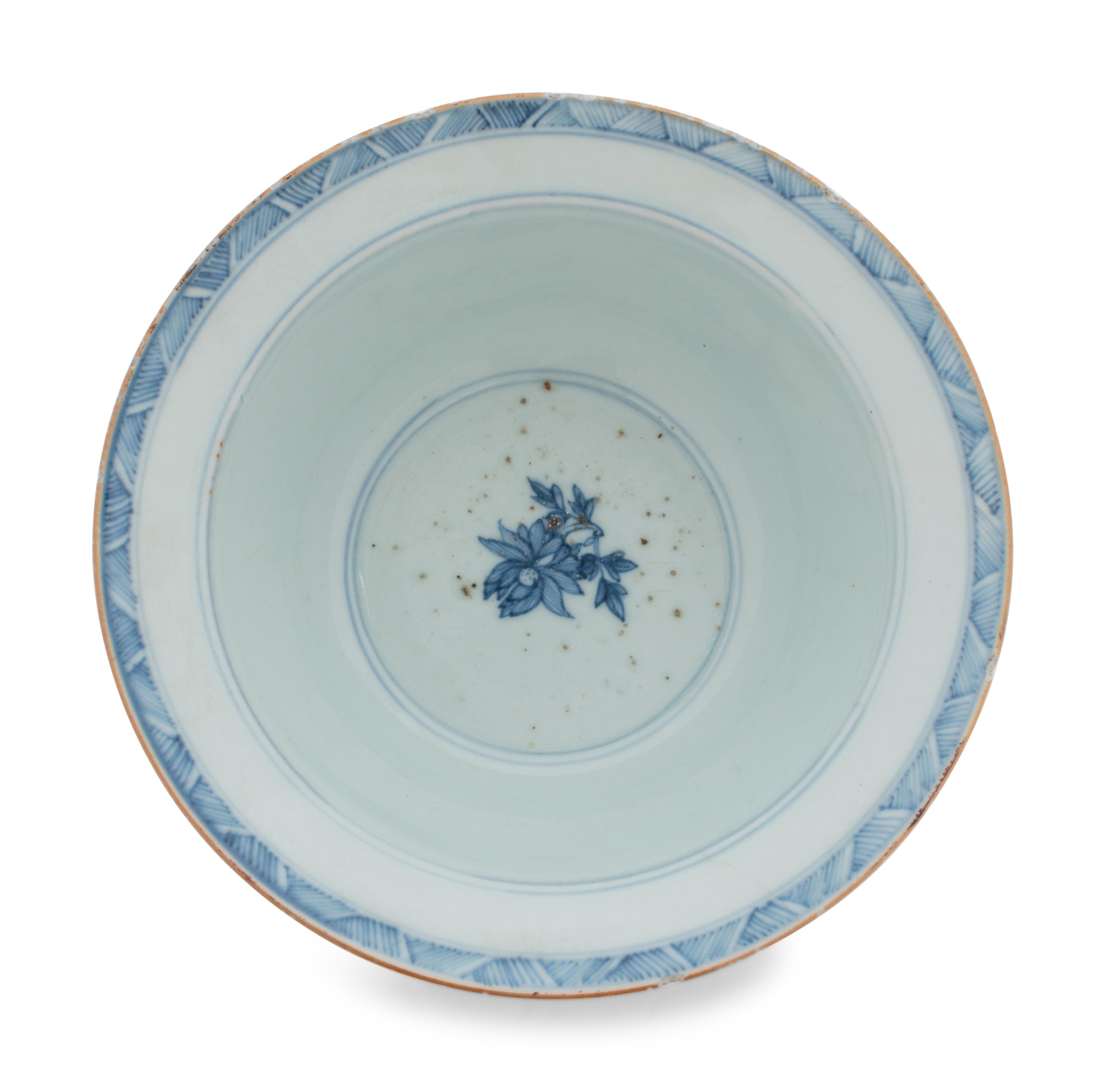 A Chinese Export Blue and White Porcelain Waisted Bowl